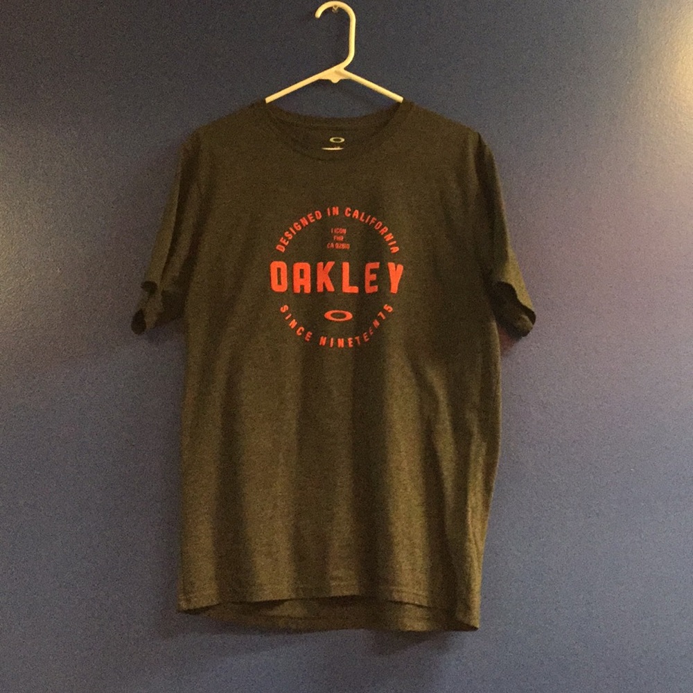 Oakley t-shirt